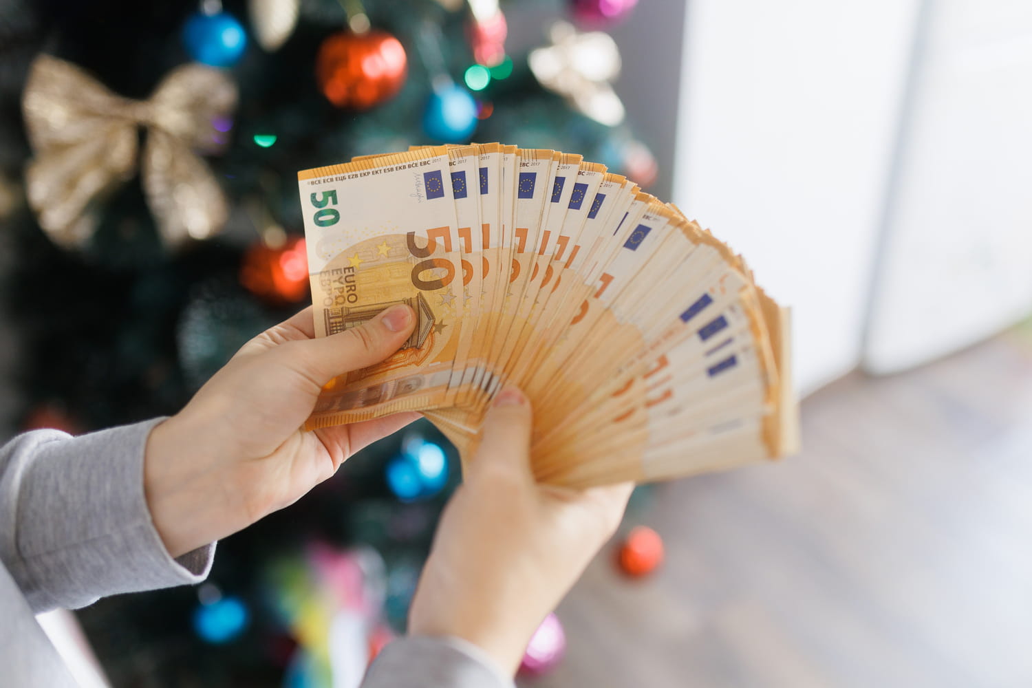 Les dons manuels aux proches vont être plus contrôlés, voici la nouvelle formalité obligatoire imposée par décret