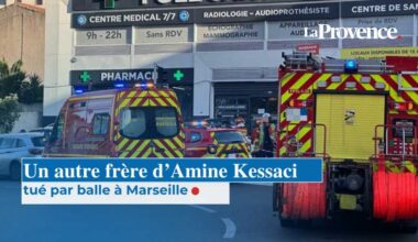 En hommage à Mehdi Kessaci, 20 ans, assassiné par des narcotrafiquants, des personnes ont déposé des fleurs au rond-point Claudie d'Arcy.