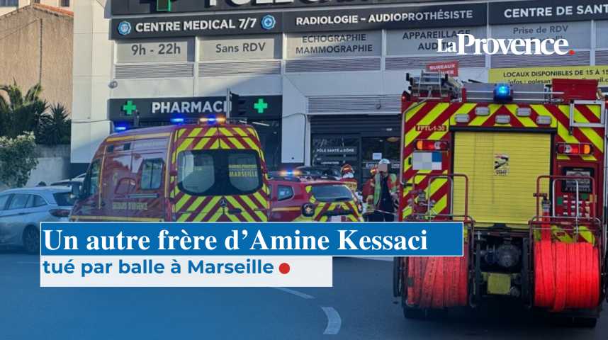 En hommage à Mehdi Kessaci, 20 ans, assassiné par des narcotrafiquants, des personnes ont déposé des fleurs au rond-point Claudie d'Arcy.