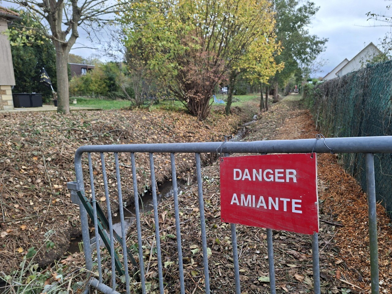 un gros chantier pour entretenir les berges amiantées de cette rivière