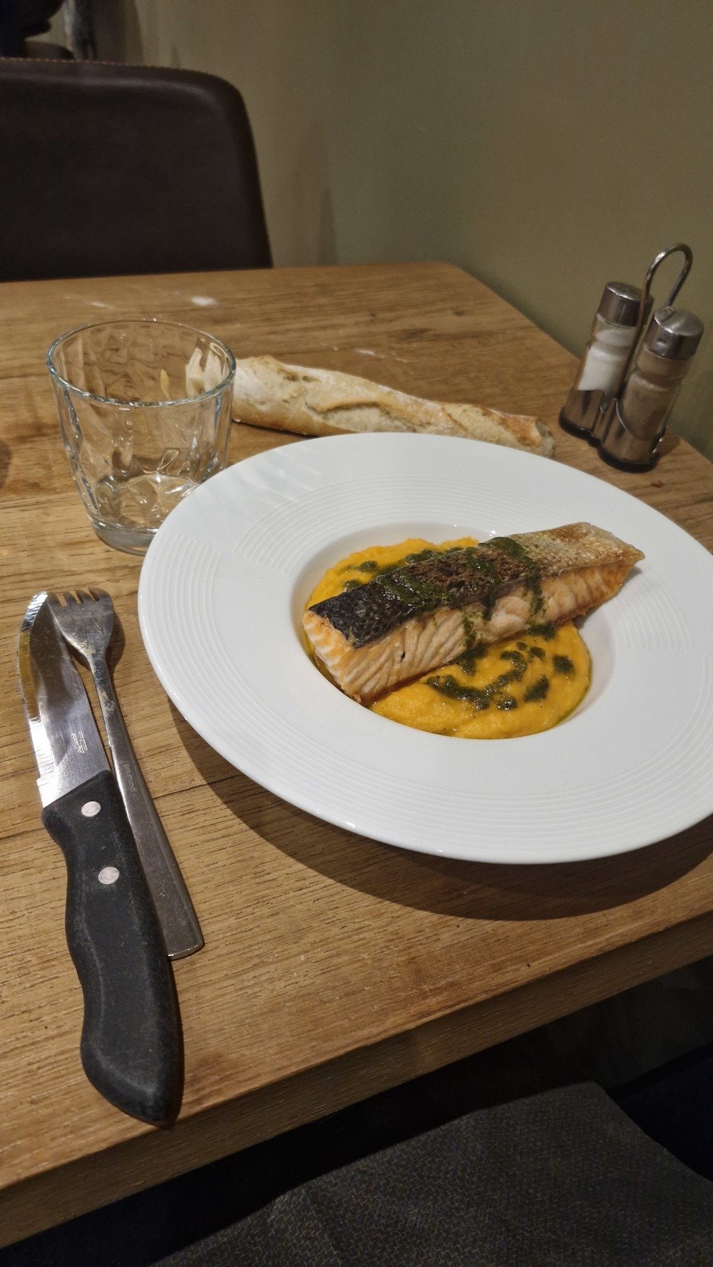 Saumon cuit au feu de bois.