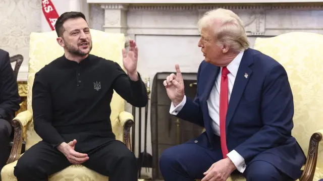 Le président américain Donald Trump rencontre le président ukrainien Volodymyr Zelensky dans le Bureau ovale de la Maison-Blanche à Washington, le 28 février 2025. Zelensky prend la parole et gesticule, la main droite levée. Trump, de son côté, lève l'index tout en parlant.