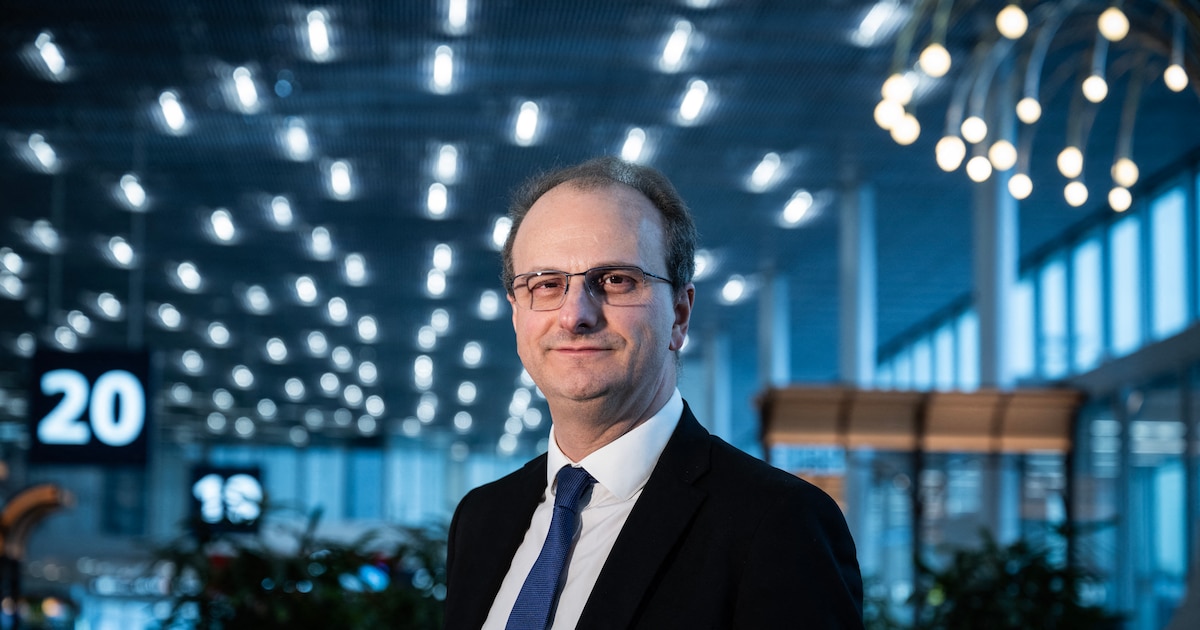 Philippe Pascal, PDG du groupe ADP (Aéroports de Paris), pose lors d'une séance photo à l'aéroport Roissy-Charles-de-Gaulle, à Roissy-en-France, au nord-est de Paris, le 12 février 2025.