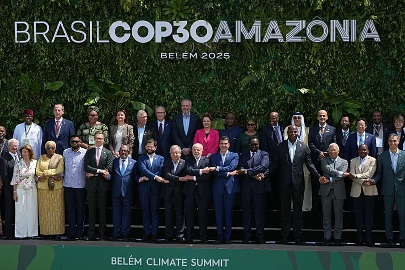 Les dirigeants participant au sommet des Nations unies sur le climat COP30 posent pour une photo de groupe à Belém, le 7 novembre 2025.