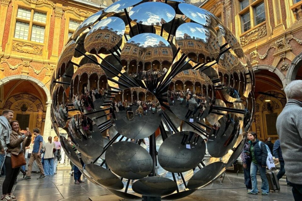 Orb, l'autre oeuvre de SpY en plein cœur de la Vieille Bourse, avait quant à elle reçu bien plus de validation de la part des Lillois. Elle sera en place jusqu'au 19 novembre.