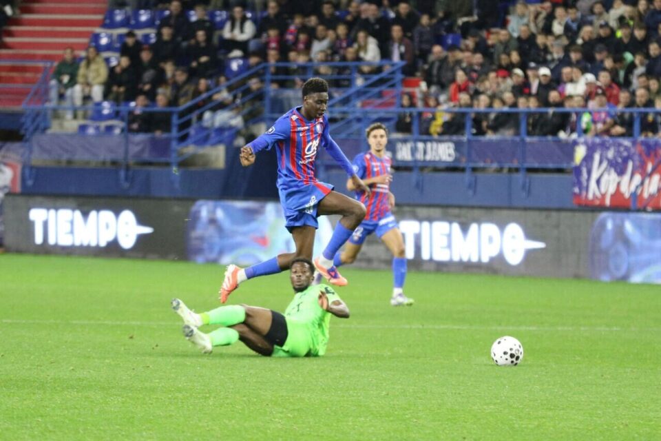 Bagbema Zoumana échappe au tacle.