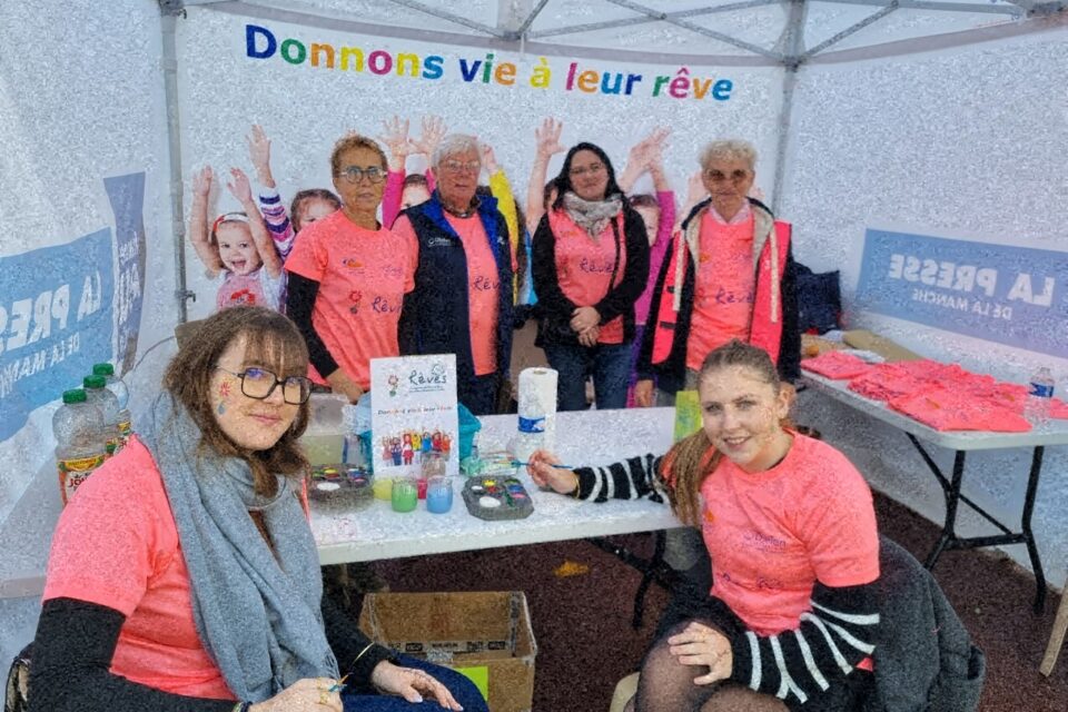 Léa et Louanne, accompagnées de Françoise, Marie-Françoise, Chantal et Sophie, vous attendent au stand maquillage de Rêves Manche.