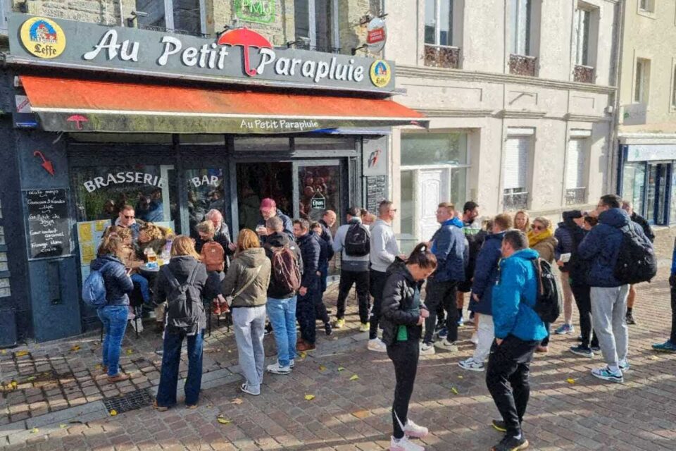 Du monde en terrasse à Cherbourg (Manche) en ce jour des Foulées.