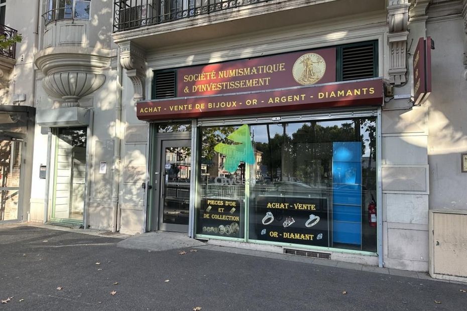 une gigantesque arnaque aux pièces d'or dévoilée, l'escroc disparaît avec les économies de ses clients