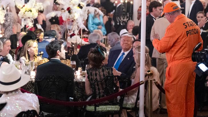 Donald Trump, ici présent lors d’une fête d’Halloween à sa résidence de Mar-a-Lago à Palm Beach, en Floride, le 31 octobre 2025.
