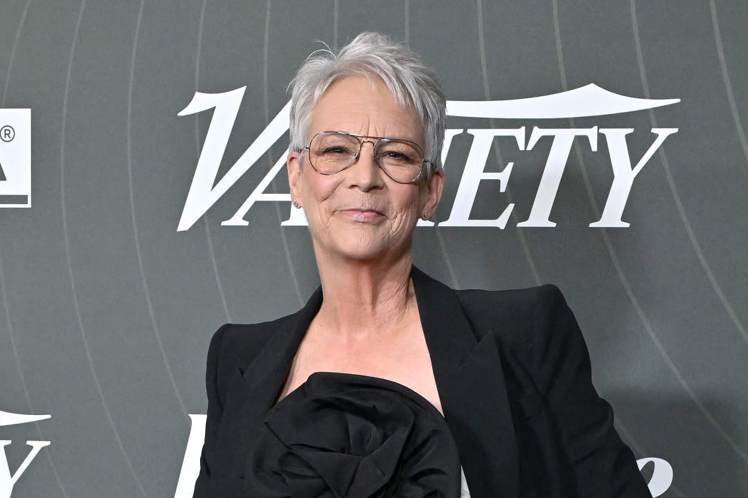 À 66 ans, Jamie Lee Curtis prouve qu'on peut être féminine même en pantalon