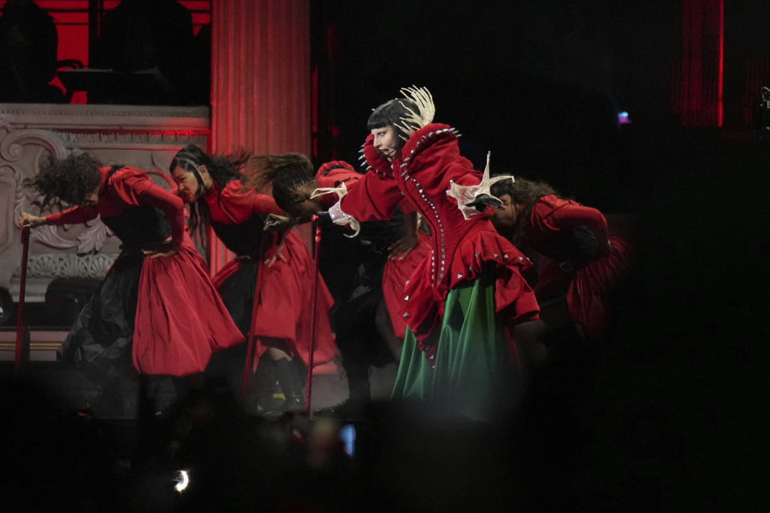 "Un moment s'il vous plaît"