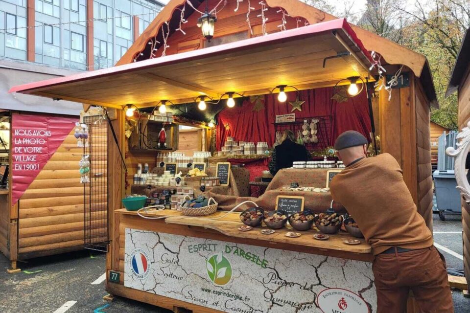 Derniers détails à peaufiner pour les commerçants, avant l'arrivée des premiers visiteurs.