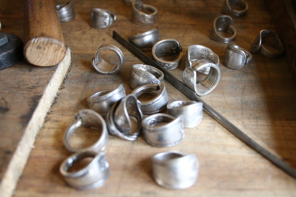 Dans son atelier, Olivia Lapourré passe ses journées à créer des bijoux et autres accessoires. Depuis qu'elle sait qu'elle va exposer ses créations au marché de Noël de Rouen, ses journées sont bien chargées.