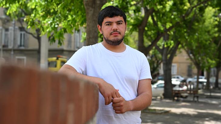 Amine Kessaci, ici posant à Marseille, le 27 mai 2024.