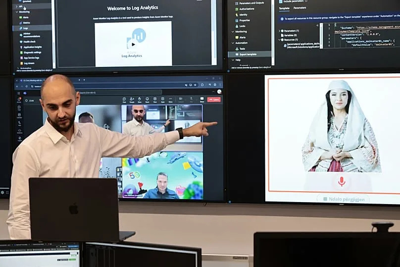 Enio Kaso, chef du département de l'intelligence artificielle et des licences de crypto-monnaies, montre la "ministre" de l'IA, Diella, lors d'une conférence.