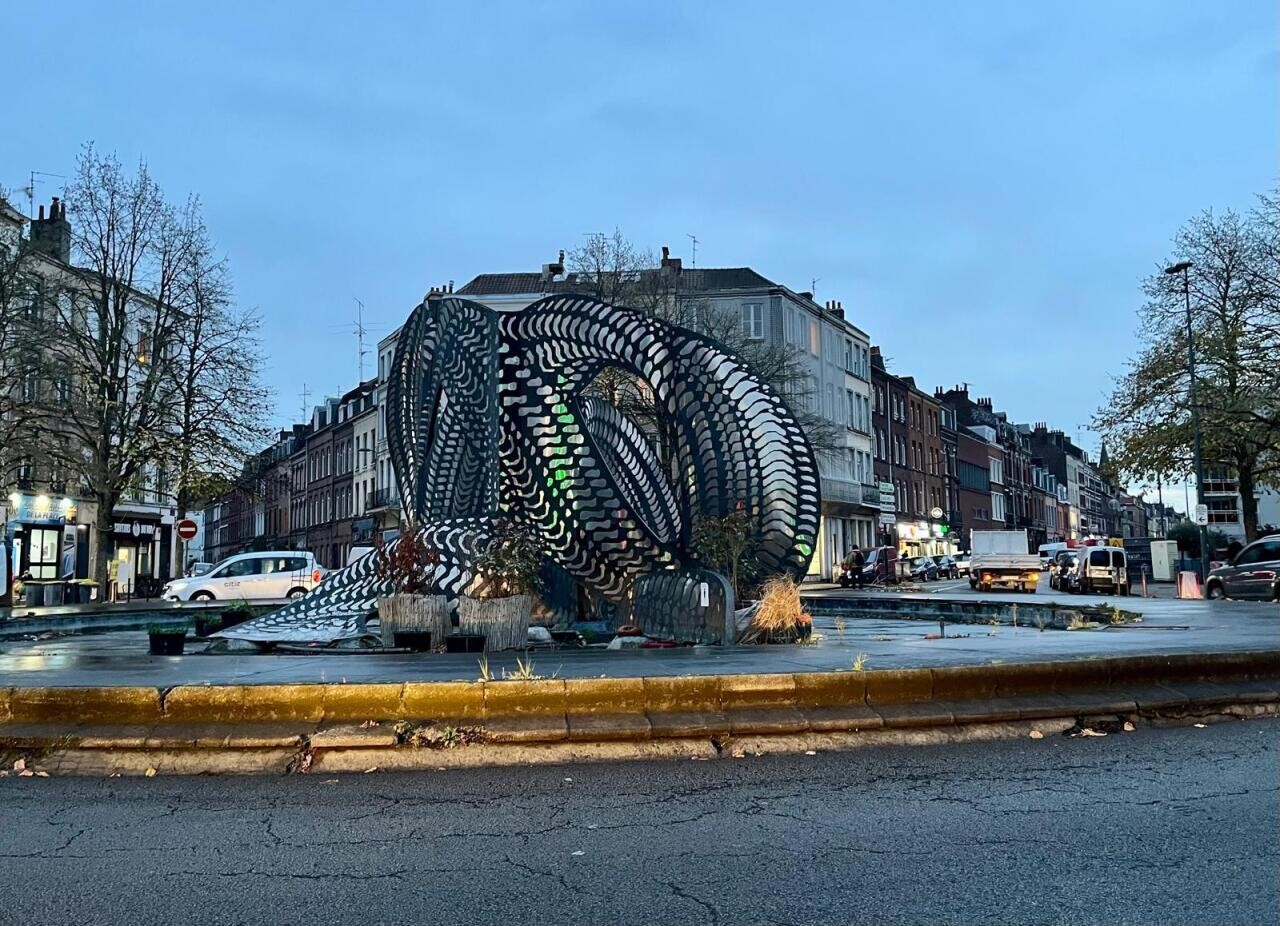 Insolite. À Lille, la sculpture du « rond-point au serpent » ne représente pas… un serpent !