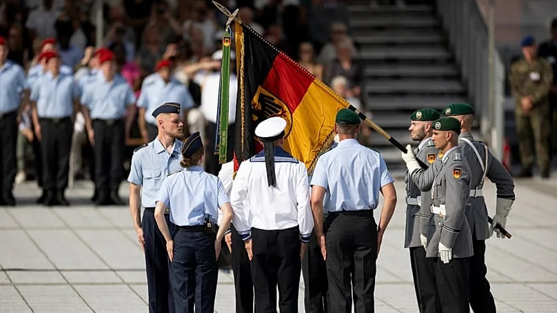 Une recrue et des recrues du détachement du drapeau prêtent serment lors de la cérémonie des vœux 2025 sur le Paradeplatz du BMVg à Berlin, le 20 juillet 2025.