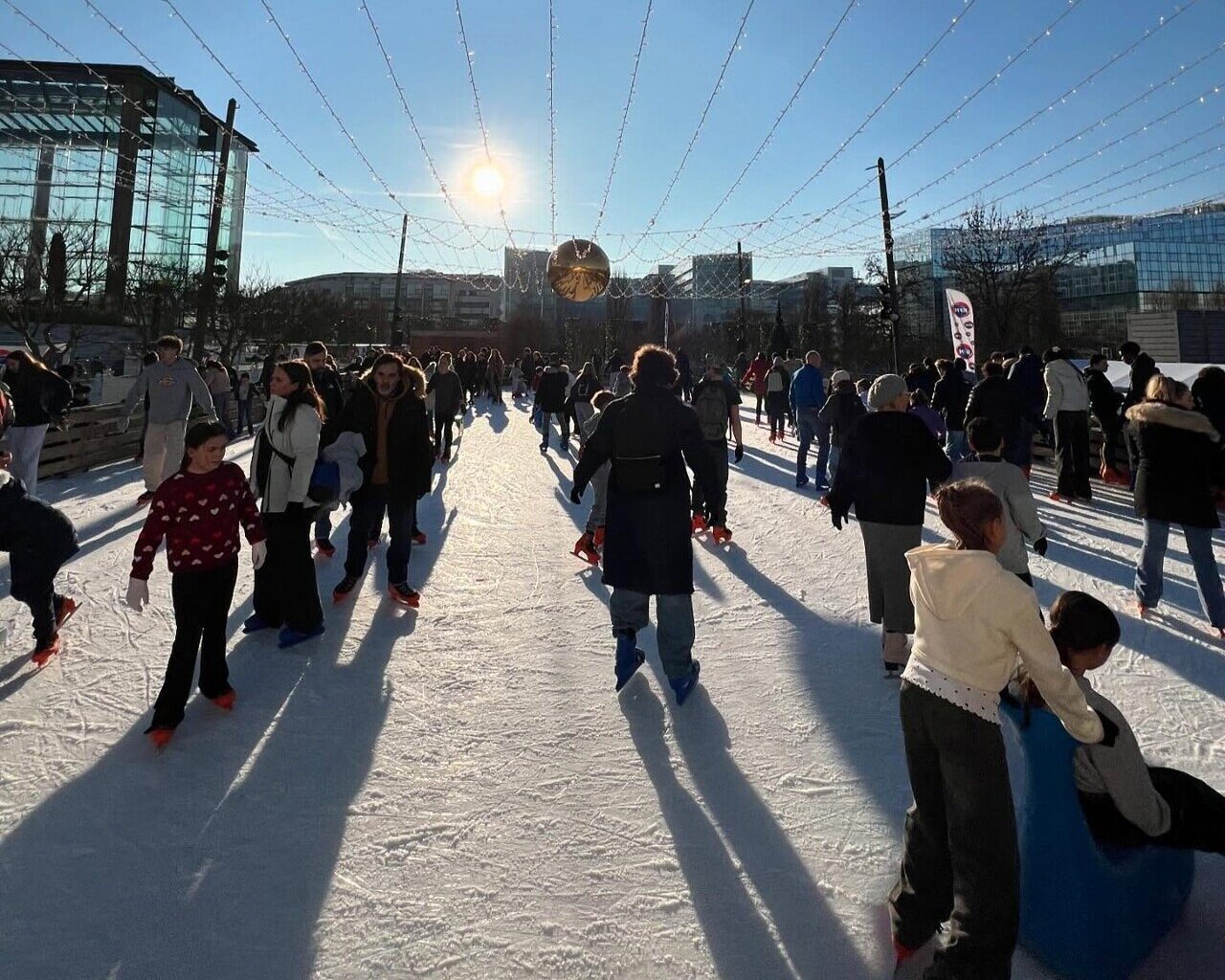 une patinoire géante ouvre ses portes à Paris pendant plus d'un mois
