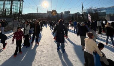 une patinoire géante ouvre ses portes à Paris pendant plus d'un mois