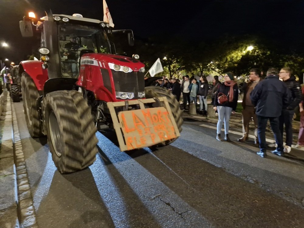 "La mort est dans le pré". Un slogan fort lu sur un des tracteurs de la manifestation agricole à Rouen