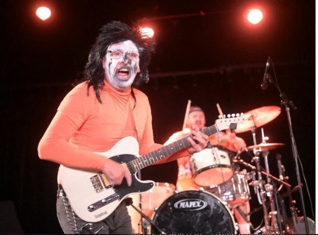 qui est ce Super rockeur déjanté qui va allumer le feu au Rockstore ?