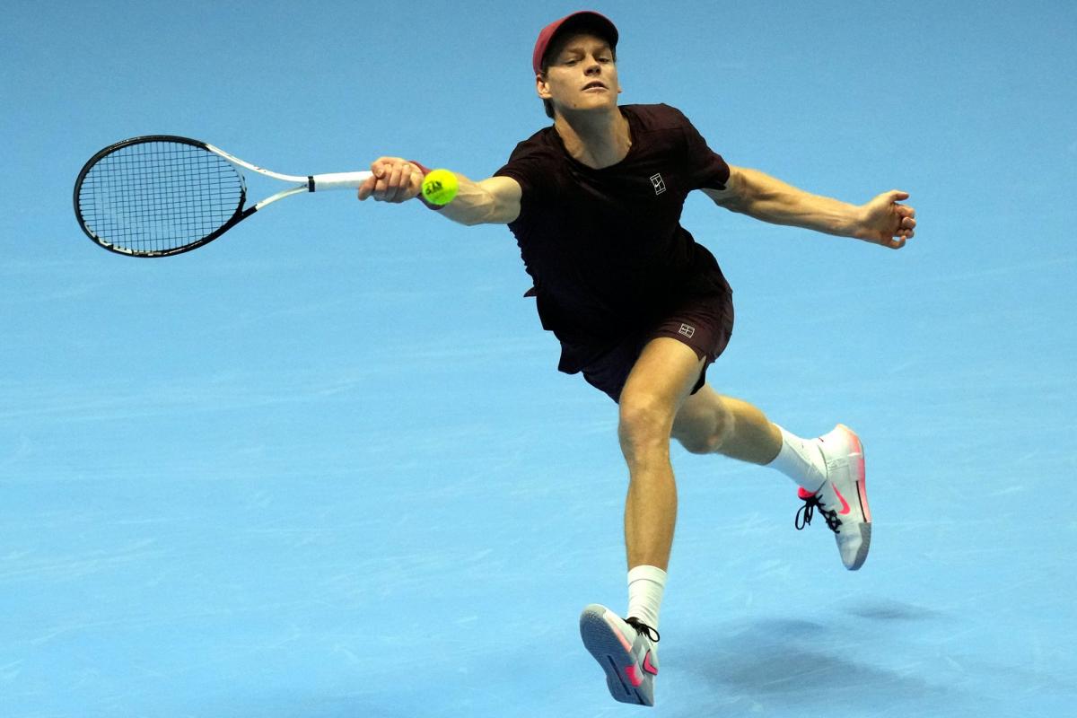 Indébordable dans l'échange, imperturbable au service, pourquoi Sinner est encore plus performant en indoor