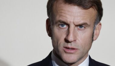 Emmanuel Macron estime que ce sont « parfois les bourgeois des centres-villes qui financent les narcotrafics »