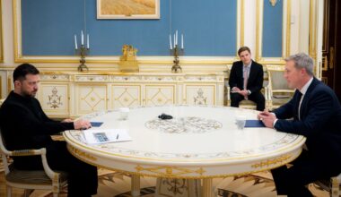 Volodymyr Zelensky et l'envoyé américain Dan Driscoll, secrétaire à l'Armée, à Kiev le 20 novembre 2025.