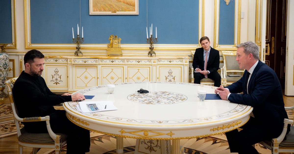 Volodymyr Zelensky et l'envoyé américain Dan Driscoll, secrétaire à l'Armée, à Kiev le 20 novembre 2025.