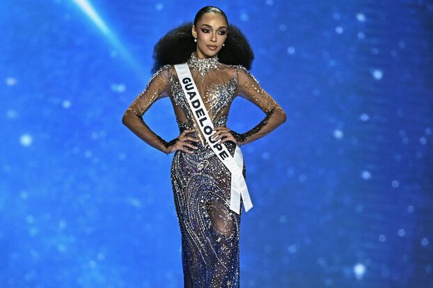 Miss Guadeloupe Ophély Mézino a été sélectionnée dans le top 12. (Photo by Lillian SUWANRUMPHA / AFP)