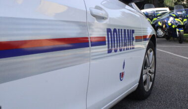 Près de Nice. Les douaniers ont le nez creux, un détail sur la moquette de cette voiture les fait tiquer