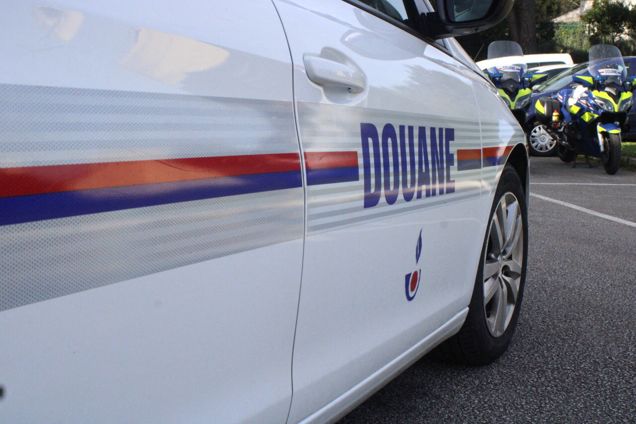 Près de Nice. Les douaniers ont le nez creux, un détail sur la moquette de cette voiture les fait tiquer