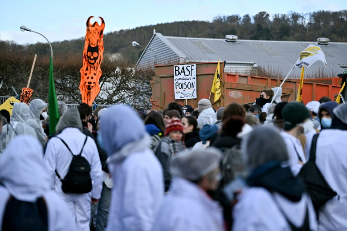 Pollution: des manifestants bloquent une usine BASF près de Rouen - 17/11/2025 à 20:13