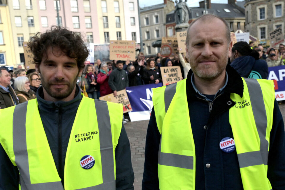 Cherbourg-en-Cotentin, le 4 novembre.
Ils ont décidé de faire entendre leur voix. Les salariés de l’entreprise Le Petit vapoteur se sont mobilisés. Ils protestent contre l’article 23 du Projet de Loi de Finances 2026, actuellement débattu à l’Assemblée nationale, qui menace l’existence de sa société cherbourgeoise, leader européen de la vente en ligne de cigarettes électroniques. Le texte prévoit notamment l’imposition d’une taxe sur les produits e-liquides, l’interdiction de vente des produits vape aux 3 500 boutiques non agréées par l’État, ainsi que la vente sur Internet.
Tanguy Gréard et Olivier Dréan  les dirigeants ont pris la parole devant les 350 personnes rassemblés place du Théâtre.