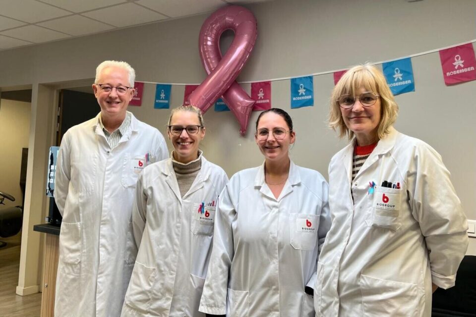 Dans le laboratoire de Seclin (Nord), les équipes portent du rose et du bleu, pour la nouvelle campagne de Biogroup, 