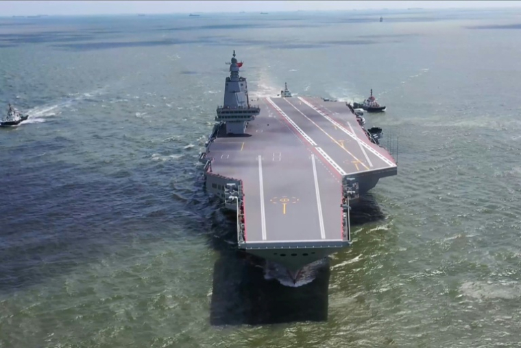 Capture d'écran tirée d'une séquence vidéo du ministère de la Défense chinois prise en mai 2024 et diffusée via AFPTV le 11 mai 2024 du troisième porte-avions de la Chine, le Fujian, lors d'essais en mer dans un endroit non précisé ( CHINA'S MINISTRY OF DEFENCE / Handout )