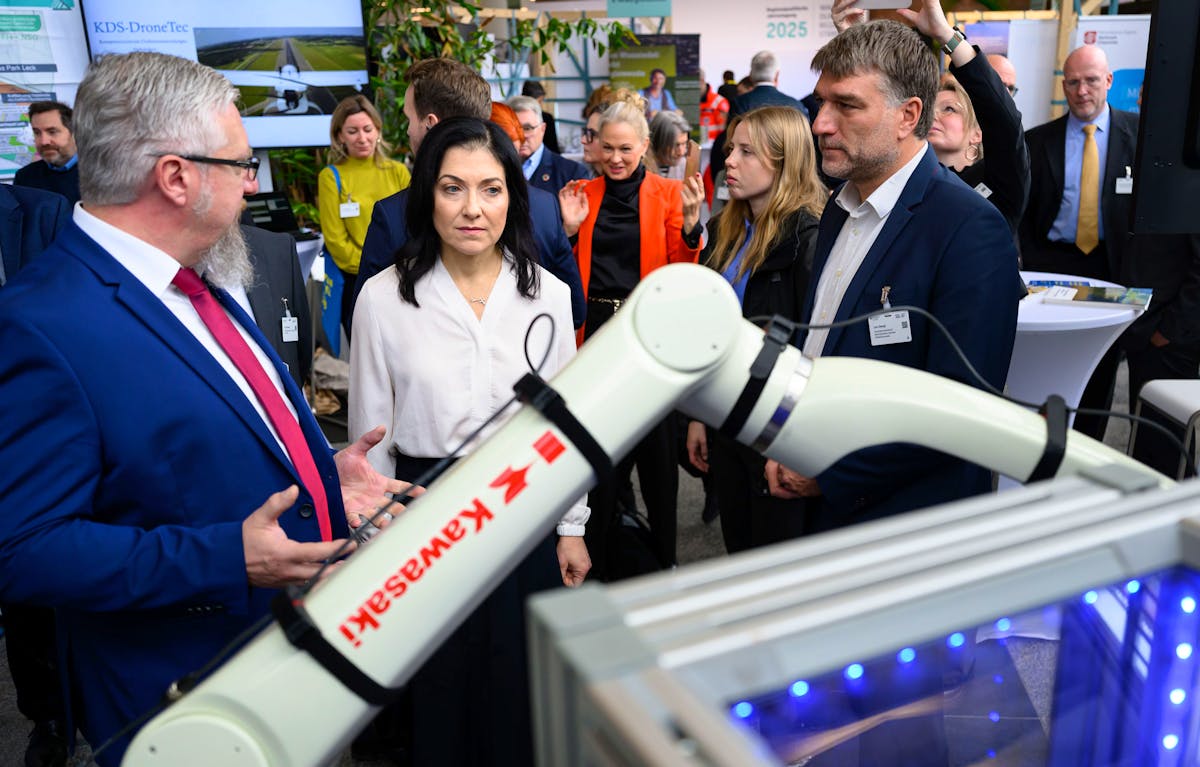 Katherina Reiche (au centre), ministre fédérale de l'Économie, souhaite donner un nouveau souffle à l'économie allemande.