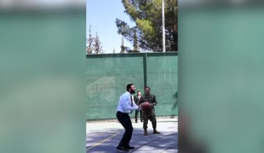 En visite officielle aux États-Unis, le président syrien se met en scène jouant au basket avec des militaires américains