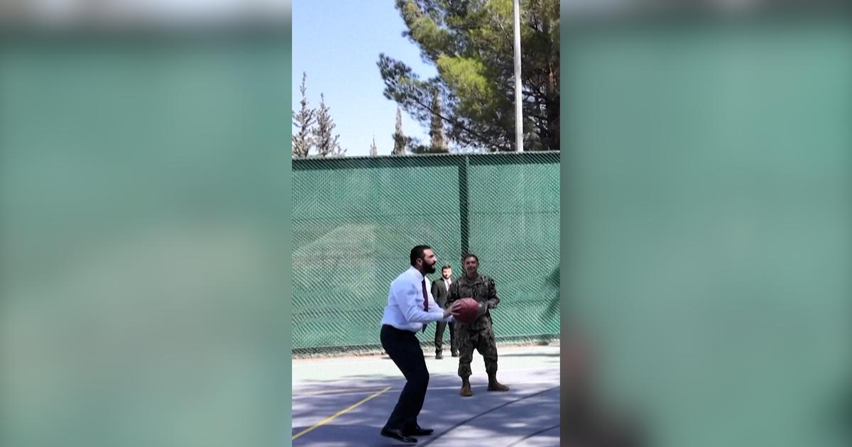 En visite officielle aux États-Unis, le président syrien se met en scène jouant au basket avec des militaires américains