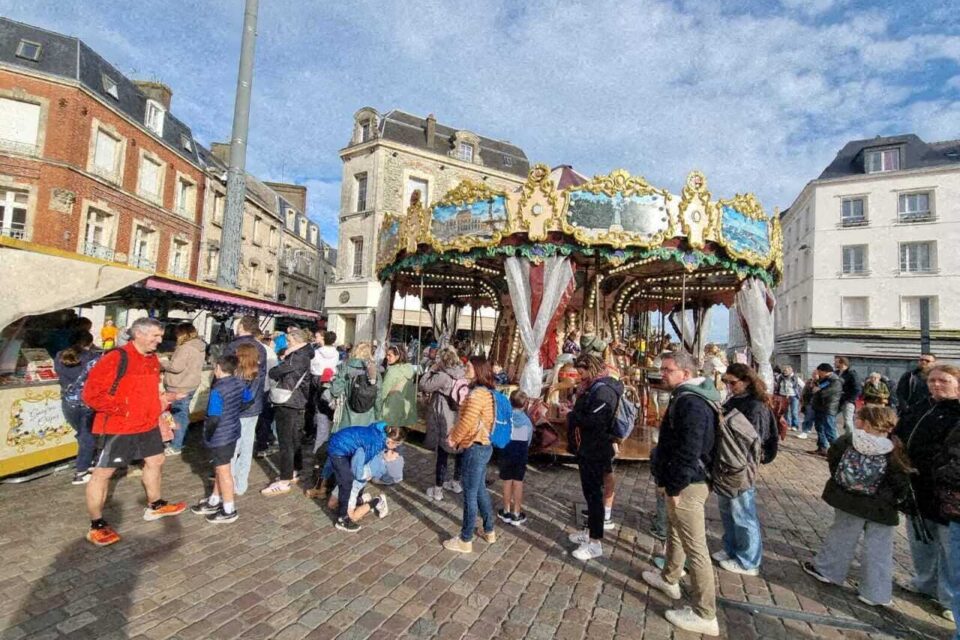 Du monde en terrasse à Cherbourg (Manche) en ce jour des Foulées.