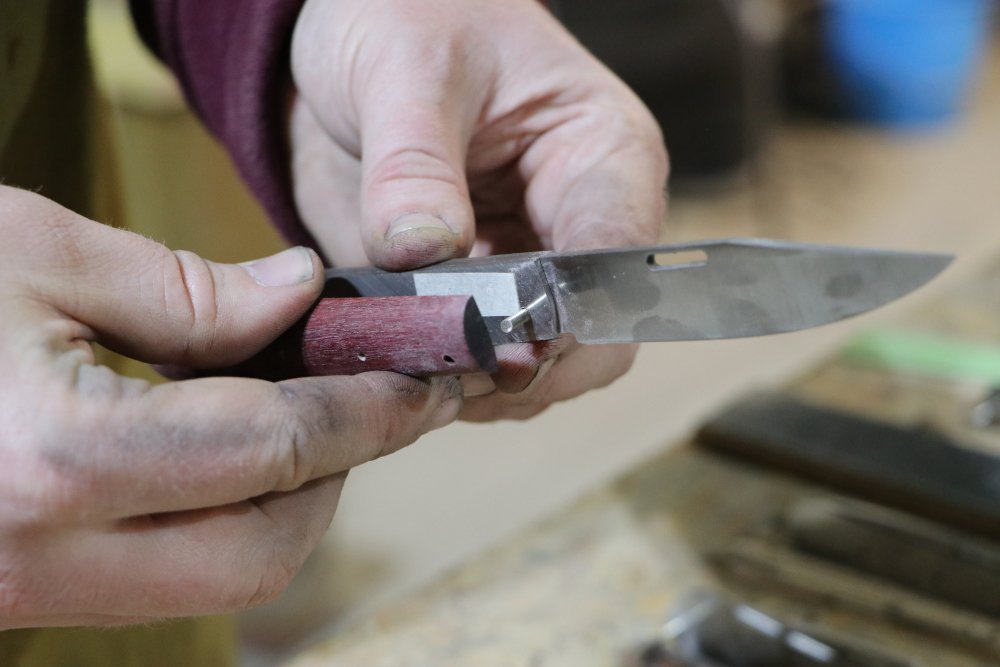 L'assemblage est l'une des dernières étapes de la fabrication. Le couteau rouennais a la particularité de disposer de cinq rivets, ce qui est rare pour un couteau de poche. Il s'agissait certainement à sa création d'assurer sa robustesse.