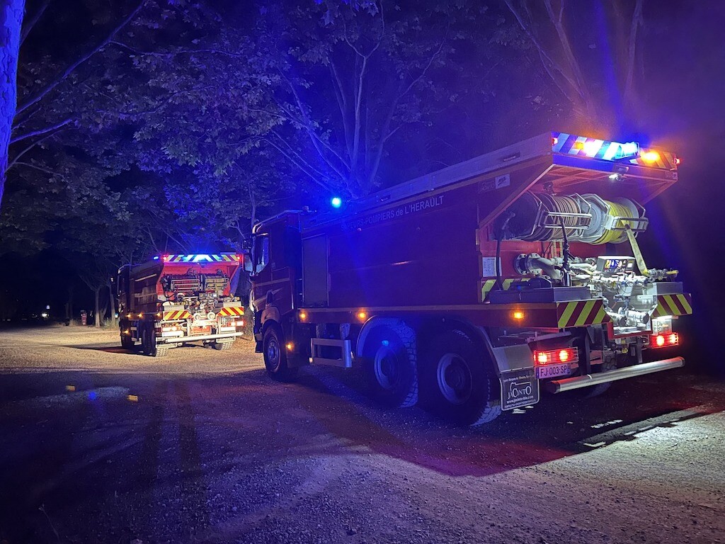 des véhicules et des mobil-homes détruits par un incendie