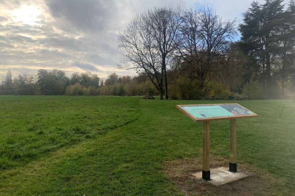 La stèle a été été placée sur la