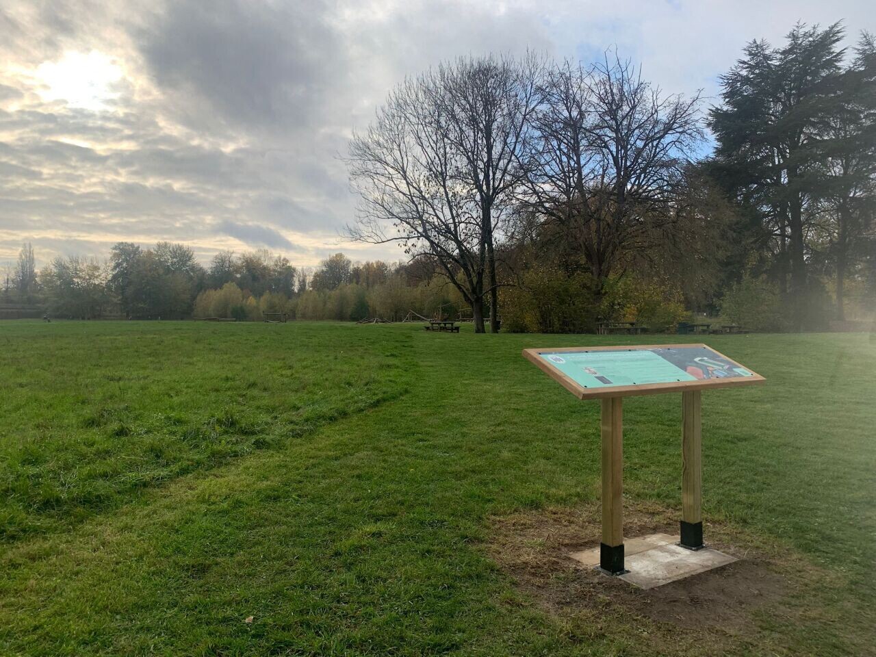 À la place de l'ancien stade de Lille, une stèle en hommage à Félix Grimonprez et Henri Jooris