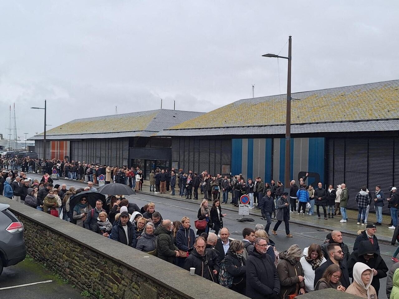 plusieurs centaines de sympathisants RN font le déplacement, trois opposants blessés