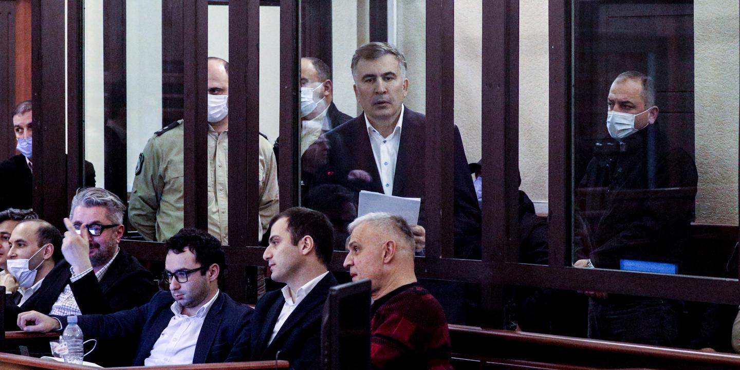 l’ex-président géorgien Mikheïl Saakachvili demande à Kiev de l’inclure dans un échange de prisonniers avec la Russie