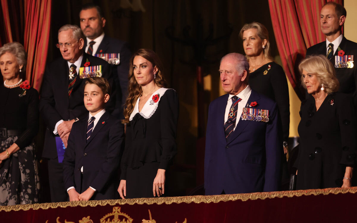 Le prince George, Kate, Charles III, Sophie d'Édimbourg, Camilla et le prince Edward assistent au Festival of Remembrance au Royal Albert Hall de Londres, le 8 novembre 2025.