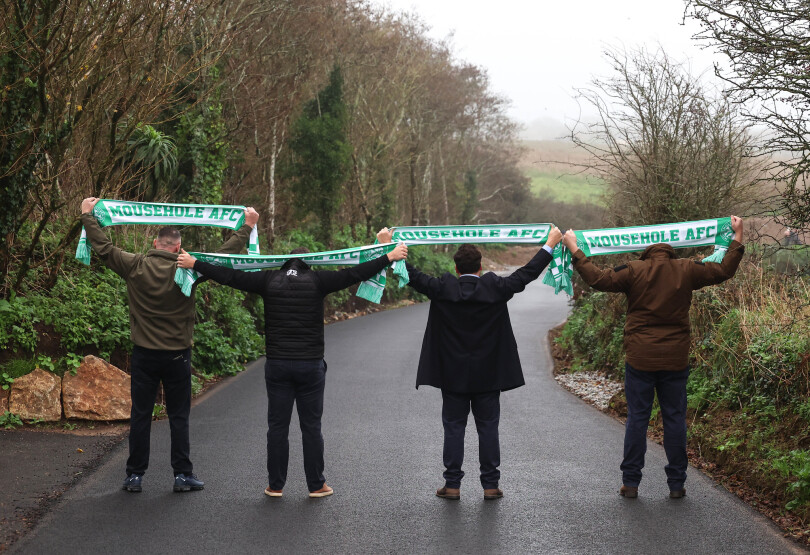 Sur la route, les supporters heureux du Molehouse FC.
