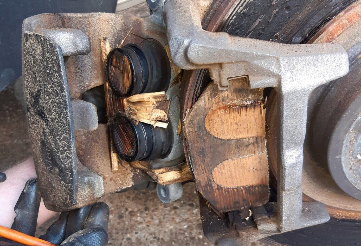 En Allemagne, la police découvre un Mercedes GLE équipé… de plaquettes de frein en bois !